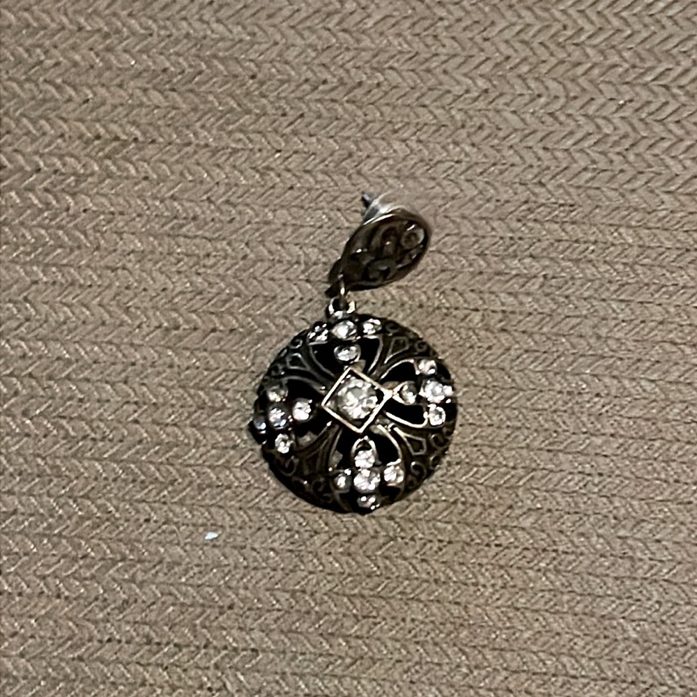 jewelled broach